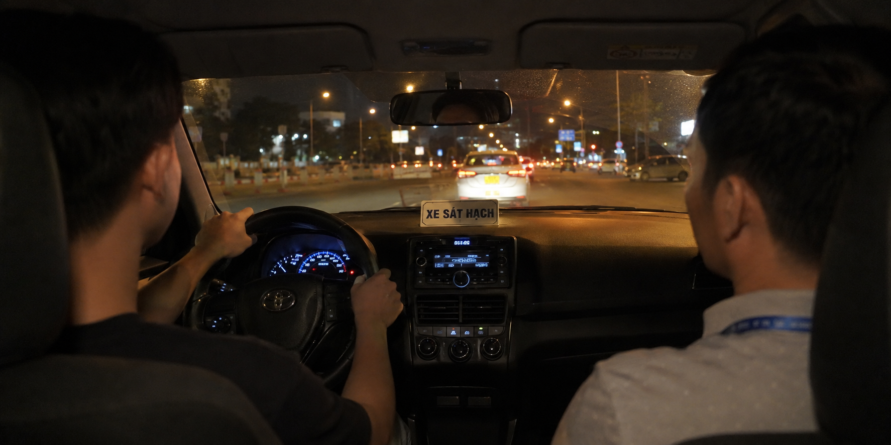 Lái xe ban đêm và đường trường